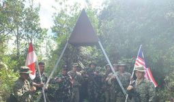 TNI dan TDM Patroli Bersama Patok Batas Indonesia - Malaysia - JPNN.com