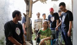 Ganjar Milenial Center Berikan Bantuan Kursi Roda Untuk Penyandang Disabilitas - JPNN.com