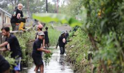 Ganjar Milenial Ajak Warga Bandung Bersihkan Sungai Untuk Cegah Banjir - JPNN.com