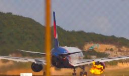 Mengerikan, Pesawat Bawa 309 Penumpang Sudah Mau Terbang, Mesinnya Terbakar - JPNN.com