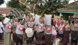 Relawan Puan Majalengka Mengadakan Lomba Menangkap Ikan dan Bagikan Bantuan - JPNN.com