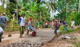 Orang Muda Ganjar Ende Bantu Masyarakat Perbaiki Jalan yang Rusak - JPNN.com