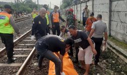 Tak Dengar Diteriaki Warga, Lansia Tanpa Identitas Tewas Tertabrak Kereta di Bekasi - JPNN.com