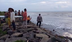 2 Pekerja Tambak Hilang Terseret Ombak di Pantai Cibungur - JPNN.com
