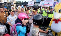 Irjen Iqbal Turun ke Jalan, Dekati Pengendara yang Melanggar dengan Humanis, Lihat - JPNN.com