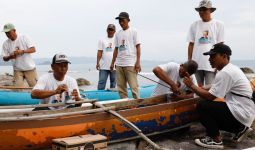 Sukarelawan Ganjar Pranowo Bantu Renovasi Perahu Nelayan di Lampung Selatan - JPNN.com