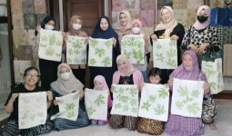 Mak Ganjar Gelar Pelatihan Kerajinan Tangan Bersama Ibu-Ibu di Lampung - JPNN.com