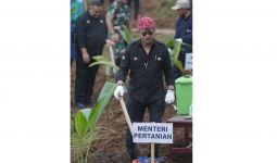 Mentan SYL dan Bupati Kediri Dorong Integrasi Kelapa Genjah, Jagung dengan Ternak Kambing - JPNN.com