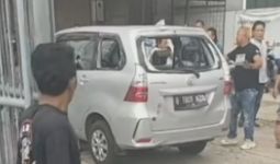 Ormas Vs Debt Collector Bentrok di Bekasi, Dipicu Penarikan Mobil - JPNN.com