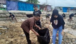 Ganjar Milenial Gelar Bersih-Bersih Pantai Warna Oesapa Bareng Komunitas - JPNN.com