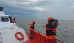 Basarnas Pekanbaru Kerahkan KN Dumai Cari WN Malaysia yang Tenggelam di Selat Malaka - JPNN.com