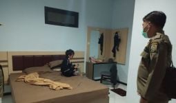 Wanita Ini Terjaring Operasi Satpol PP Saat Kencan di Kamar Hotel - JPNN.com
