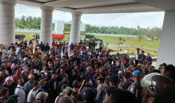 Ratusan Warga Satroni Kantor Bupati Lombok Tengah Minta Jembatannya Diperbaiki - JPNN.com