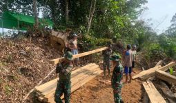 Prajurit TNI Menunjukkan Kepedulian, Bangun Jembatan di Wilayah Perbatasan - JPNN.com