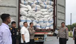 2 Kontainer Berisi Ribuan Karung Barang Bekas dari Singapura Diamankan Polda Kepri - JPNN.com