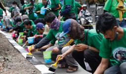 Komunitas Ojol Dukung Ganjar Mengecat Separator Jalan di Cibinong - JPNN.com