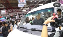 Kunjungi IIMS 2023, AHY Duduk di Mobil Esemka, Mau Beli? - JPNN.com