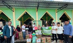 Santri Dukung Ganjar Serahkan Bantuan Untuk Korban Banjir di Makassar - JPNN.com