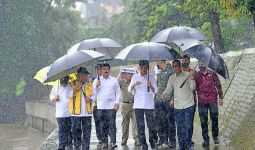 Jokowi Sampai Hujan-hujanan Meninjau Proyek Normalisasi yang Berhenti di Era Anies, Lihat - JPNN.com
