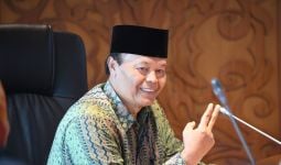 Dialog dengan Ustazah, HNW Beber Kiprah Parlemen Perjuangkan Kemaslahatan Umat - JPNN.com