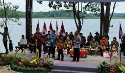 PKT Salurkan Bantuan Pupuk 11 Ton untuk Perhutanan Sosial, Disaksikan Presiden Jokowi - JPNN.com