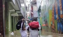Banjir di Kebon Pala Makin Parah Akibat Luapan Ciliwung - JPNN.com