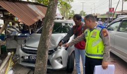 Innalillahi, Seorang Ibu Tewas Ditabrak Mobil saat Berjalan dengan Anaknya di Trotoar Pekanbaru - JPNN.com