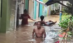 Banjir di Kebon Pala Makin Parah, Ketinggian Air Mencapai 1,75 Meter - JPNN.com