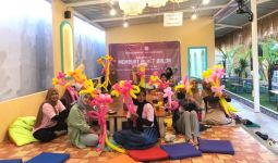Srikandi Ganjar DIY Menggelar Pelatihan Membuat Buket Balon untuk Para Milenial di Bantul - JPNN.com