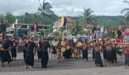 Pembalap WSBK Batal Naik Jaran Kamput saat Karnaval Festival Budaya di Mandalika - JPNN.com