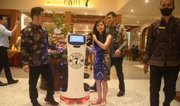 Inovatif, Kafe di Palembang Ini Hadirkan Robot Untuk Melayani Pembeli - JPNN.com
