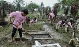 Menjelang Ramadan, Srikandi Ganjar Sumut Bersama Ikatan Remaja Masjid Bersihkan Makam - JPNN.com