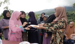 Kowarteg Dukung Ganjar Gelar Demo Memasak dan Bagikan Peralatan Dapur di SukabumI - JPNN.com