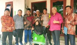 Rachmat Hidayat Bantu Penderita Lumpuh, Termasuk Cucu Wabup Lombok Timur - JPNN.com