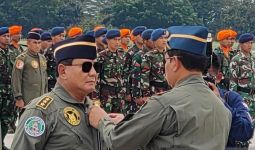 Lihat, Banyak yang Melirik saat Prabowo Dapat Brevet Wing TNI AU - JPNN.com