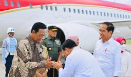 Prabowo Menunduk kepada Gubernur DIY, Jokowi Tertawa, Lihat - JPNN.com