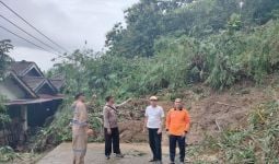 Ogan Komering Ulu Diterjang Bencana Tanah Longsor, Akses Jalan Lumpuh Total - JPNN.com