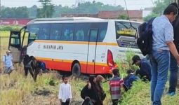 Bus Terperosok ke Sawah di Kabupaten Kediri, Begini Kronologinya - JPNN.com
