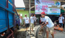 Komunitas Sopir Truk Pendukung Ganjar Salurkan Dongkrak & Kompresor Angin di Sukabumi - JPNN.com