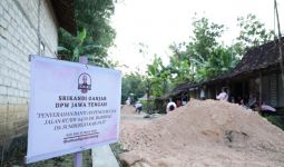 Srikandi Ganjar Jateng Beri Pasir Uruk kepada Warga Desa di Kabupaten Pati - JPNN.com