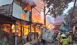 Gulkarmat Jaksel Kerahkan 22 Unit Mobil PBK Padamkan Kebakaran di Setiabudi - JPNN.com