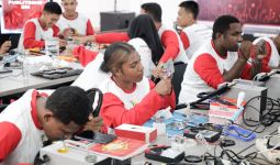 PYCH Bina Anak Muda Papua Untuk Merakit Handphone dan Laptop - JPNN.com