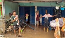 Hujan Tak Patahkan Semangat Mak Ganjar Bantu Korban Banjir di Lahat - JPNN.com