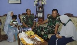 Kunjungi Kediaman Prajurit Korban KKB Papua, Pangdam Brawijaya Janjikan Ini - JPNN.com