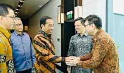Jokowi Tiba di Singapura, Lihat Siapa yang Menyambut - JPNN.com