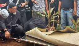 Suasana Pemakaman Nani Wijaya, Nina Kartika Mencium Kaki Sang Ibu - JPNN.com