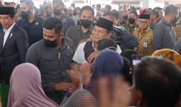 Dampingi Jokowi Cek Harga di Pasar Rakyat Tabalong, Prabowo Dipeluk Erat Mak-Mak Pedagang - JPNN.com
