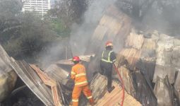 Kebakarang Gudang Limbah di Bekasi, Uang Ratusan Juta hingga Mobil Ludes Terbakar - JPNN.com