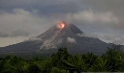 Pagi-Pagi Gunung Merapi Meluncurkan Guguran Lava Pijar 17 Kali - JPNN.com