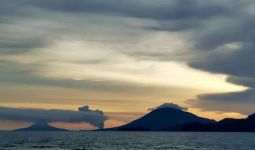 Waspada, Gunung Anak Krakatau Erupsi Tiga Kali - JPNN.com